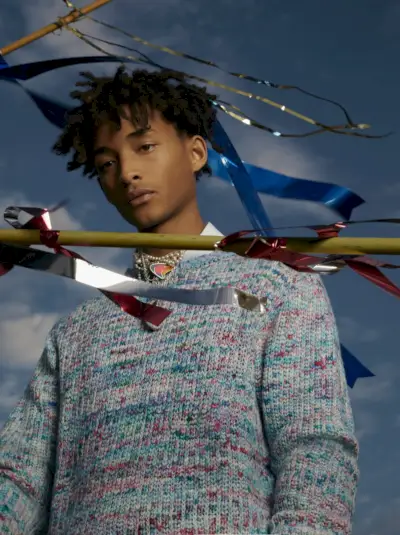 Conectando-se com o Sr. Porter, Jaden Smith usa uma camisa Bottega Veneta com um suéter da The Elder Statesman.