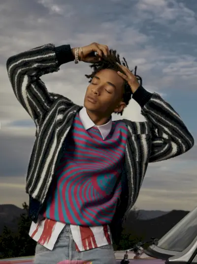 Na frente e no centro, Jaden Smith usa um cardigã listrado Beams Plus, um suéter MSFTSrep e jeans para o Sr.