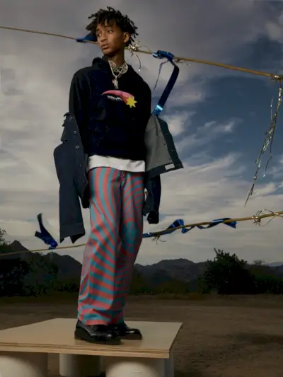Com um visual casual para Mr Porter, Jaden Smith usa um moletom com capuz MSFTSrep com uma camiseta e calças com logotipo. Ele também usa sapatos derby de couro Mr P., um colar de pérolas de ouro Mateo e um colar de pérolas de ouro de 14 quilates da Polite Worldwide.