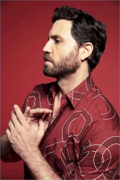 Edgar Ramirez ma na sobie koszulę Bottega Veneta.