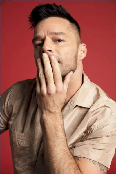 W rozmowie z magazynem Out Ricky Martin ma na sobie koszulę Hermès.