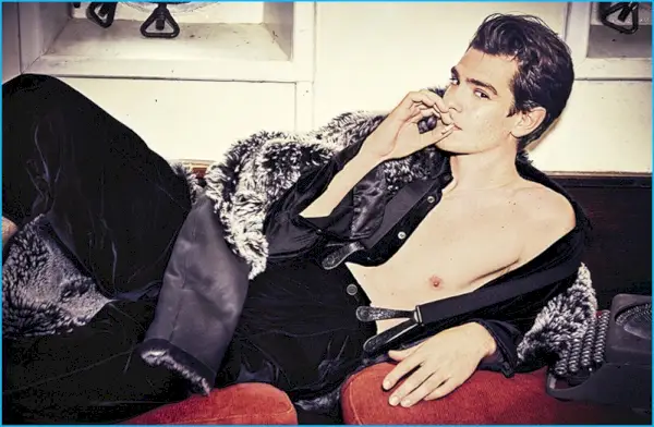 Andrew Garfield fotografiado con un look lujoso de Giorgio Armani para L
