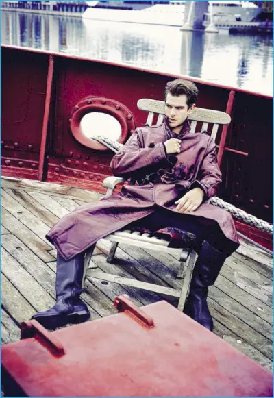 Andrew Garfield luce una gabardina de cuero de Bottega Veneta para L