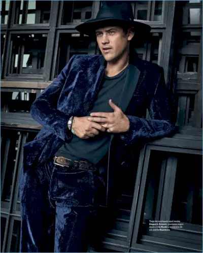 Klädd i sammet har Boyd Holbrook på sig en Emporio Armani-kostym, Ksubi-tröja och Kozaburo-hatt.