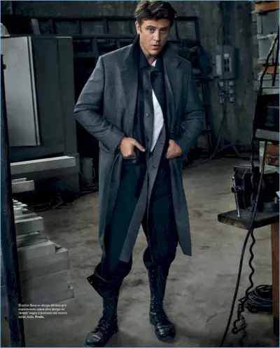 Fram och mitt, Boyd Holbrook bär höst-vinter 2018 kläder från Prada.