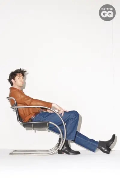 Jenny Livingston fotografuoja Nicholasą Brauną iš šono. Pasirodo britų GQ