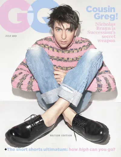 Nicholas Braun cubre el GQ británico y habla de 'Zola' + 'Succession'