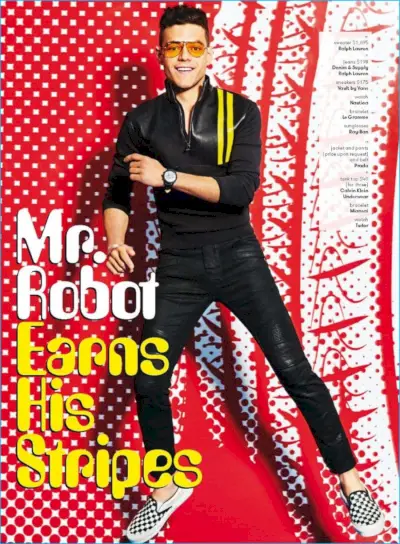 Rami Malek poartă un pulover Ralph Lauren cu fermoar cu jumătate de blugi în stil moto Denim & Supply.