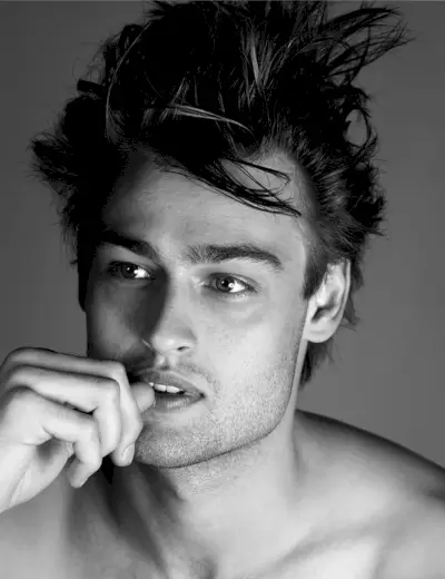 Ansels Elgorts bez krekla fotoattēls