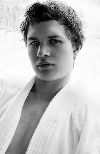 Ansel Elgort가 Mario Testino 타월 시리즈에서 겸손한 연기를 선보였습니다.