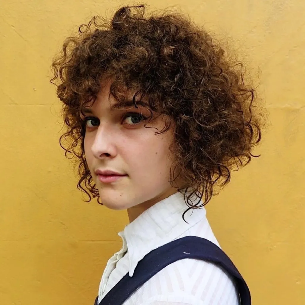 Smigrende hakelang frisyre for krøllete hår' title=