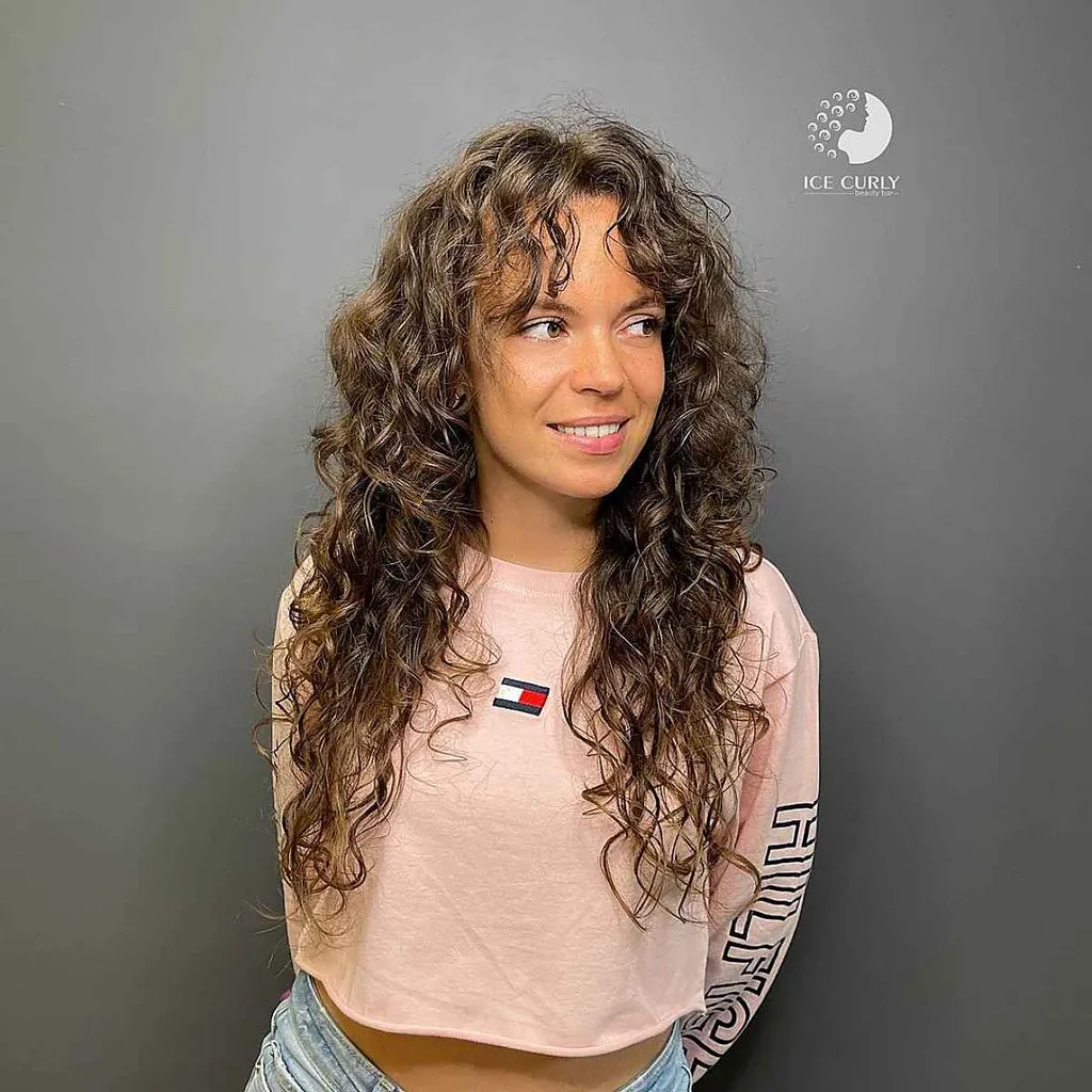 커튼 앞머리가 있는 매우 긴 곱슬머리' title=