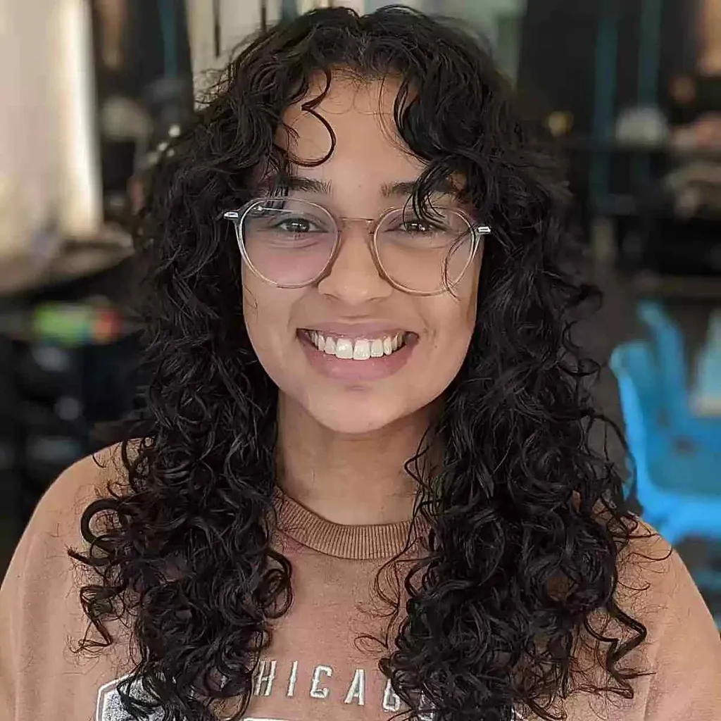 긴 레이어드 컬과 컬리 커튼 프린지' title=