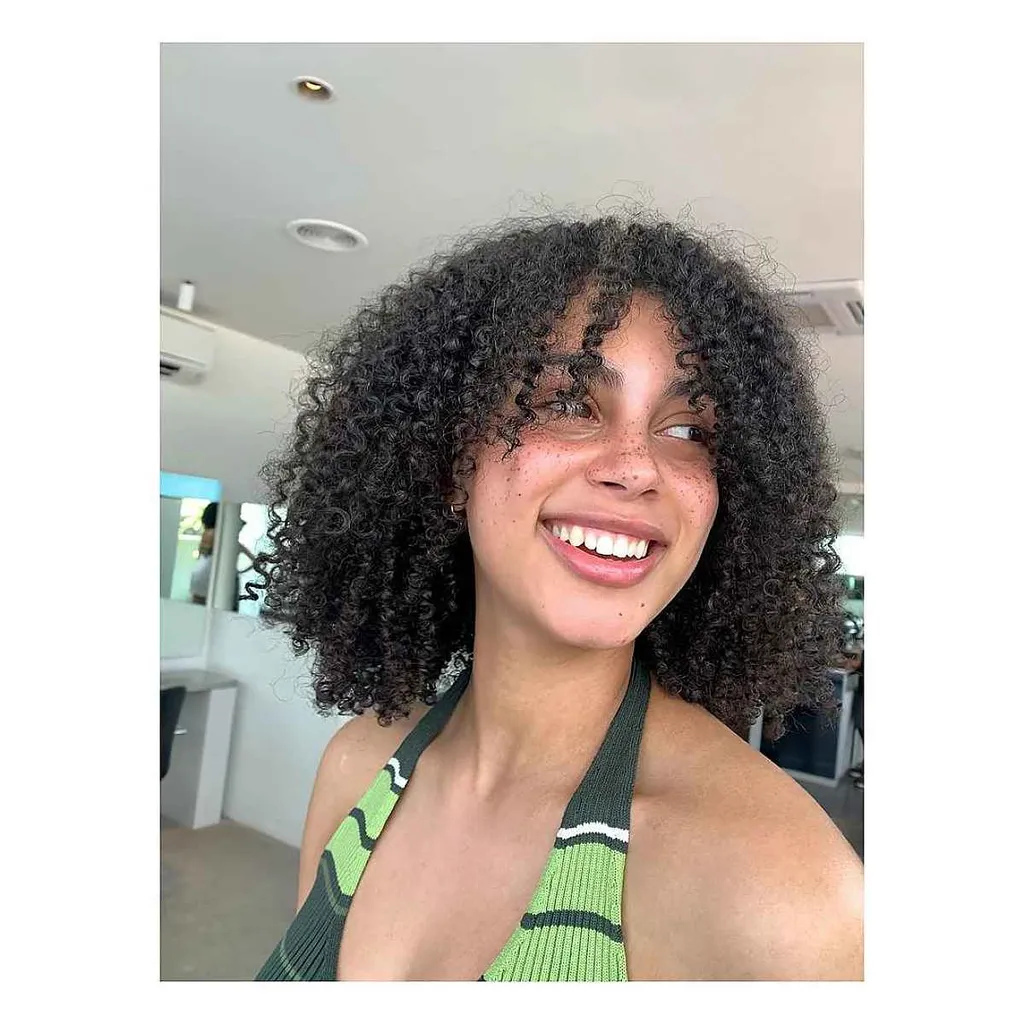 커튼 앞머리가 있는 코일 컬' title=