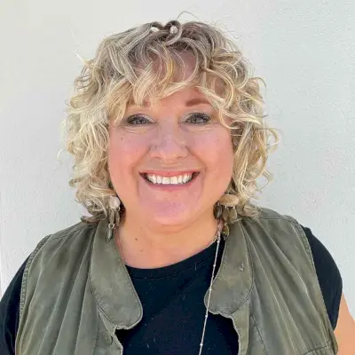 jaw-length curly layered bob