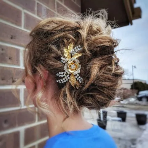 33 chignons de cheveux bouclés faciles et mignons en tendance en 2026' title=