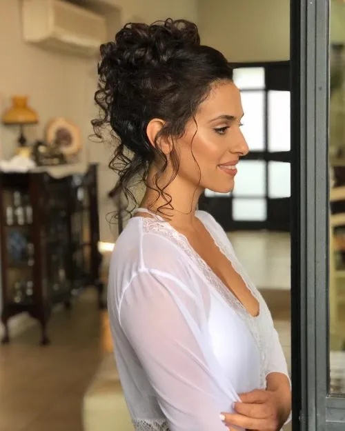 33 chignons de cheveux bouclés faciles et mignons en tendance en 2026' title=