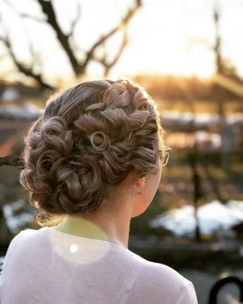 33 chignons de cheveux bouclés faciles et mignons en tendance en 2026' title=