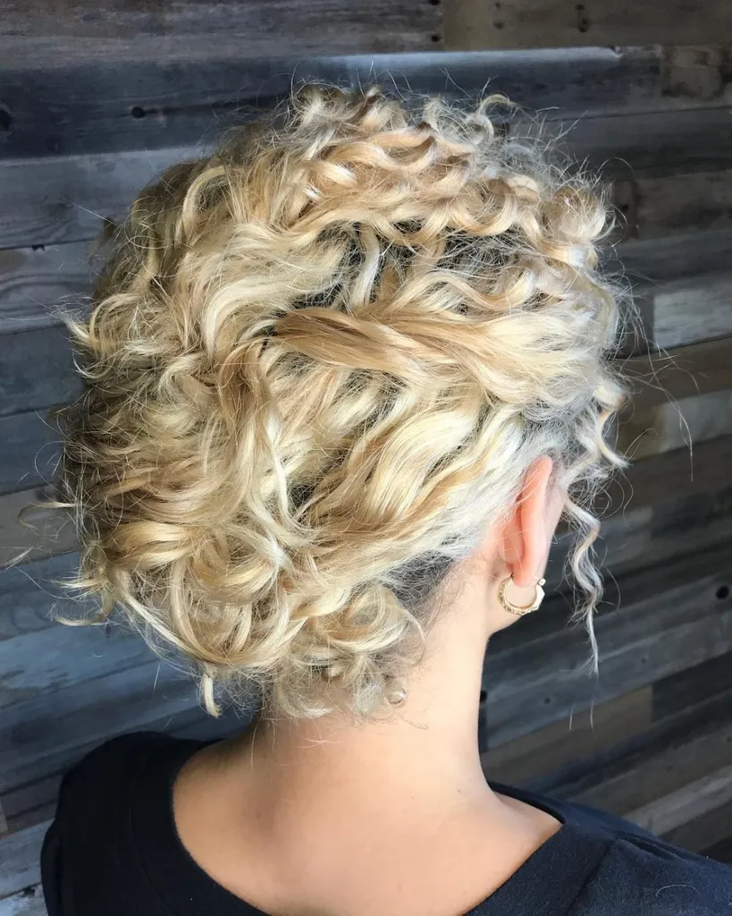 33 chignons de cheveux bouclés faciles et mignons en tendance en 2026' title=