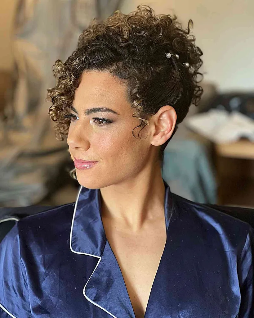 33 chignons de cheveux bouclés faciles et mignons en tendance en 2026' title=