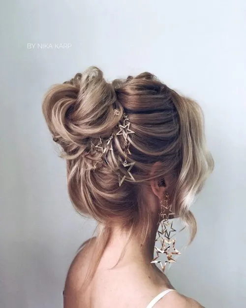 Chignon de boucles latérales subtiles' title=