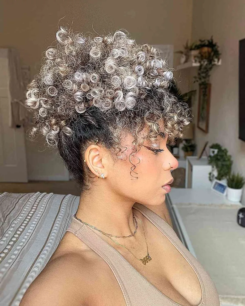 Hawajska dwukolorowa fryzura typu Puff Curl' title=