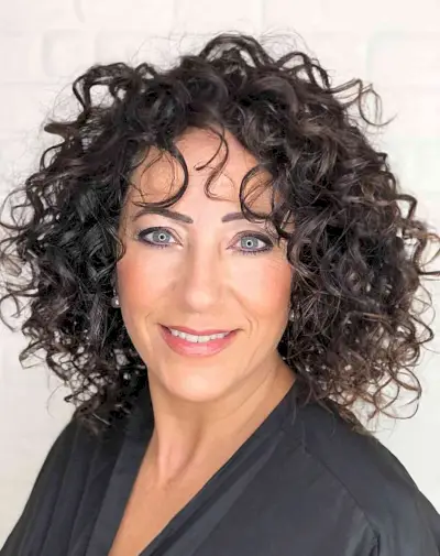 Gorgeous Messy and Loose Curls on Mid-Length Hair