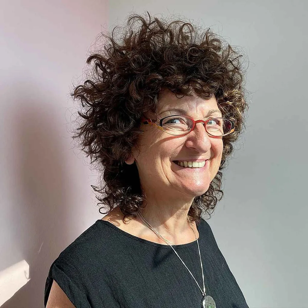 年配の女性のためのカーリーボラ' title=