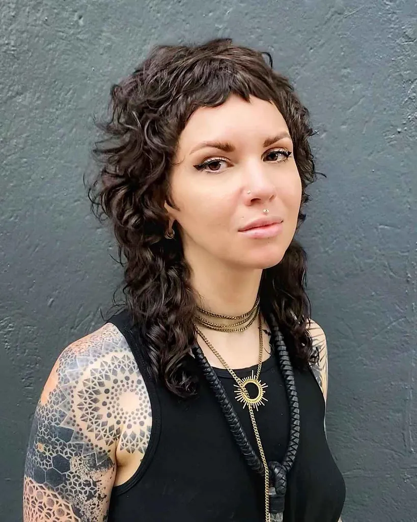 ショートトップ、ロングバックカット' title=