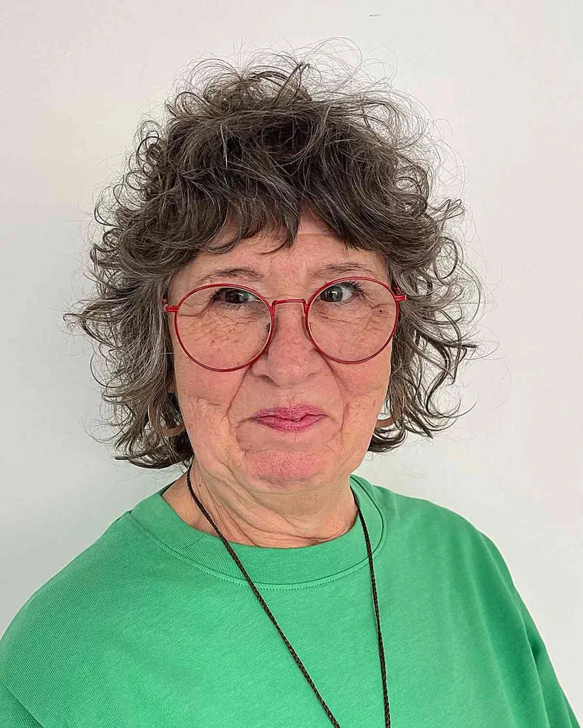 メガネをかけた年配の女性向けの乱雑でうっすらとしたカーリーボラ' title=