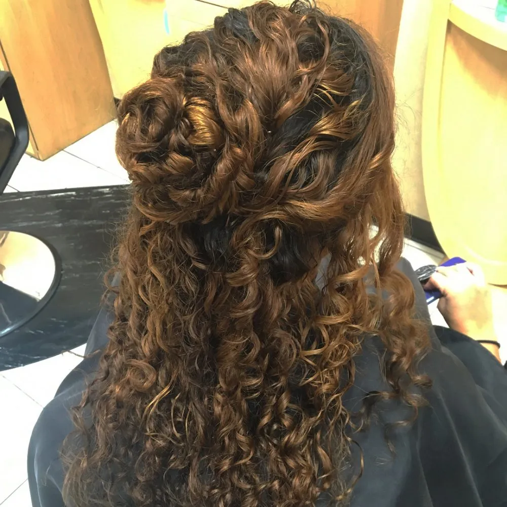 33 einfache und süße Hochsteckfrisuren für lockiges Haar im Trend im Jahr 2026' title=