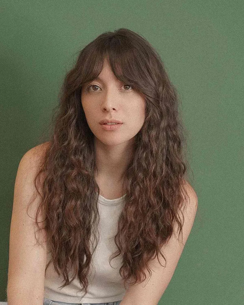 Cachos longos castanhos claros e soltos com franjas de cortina' title=