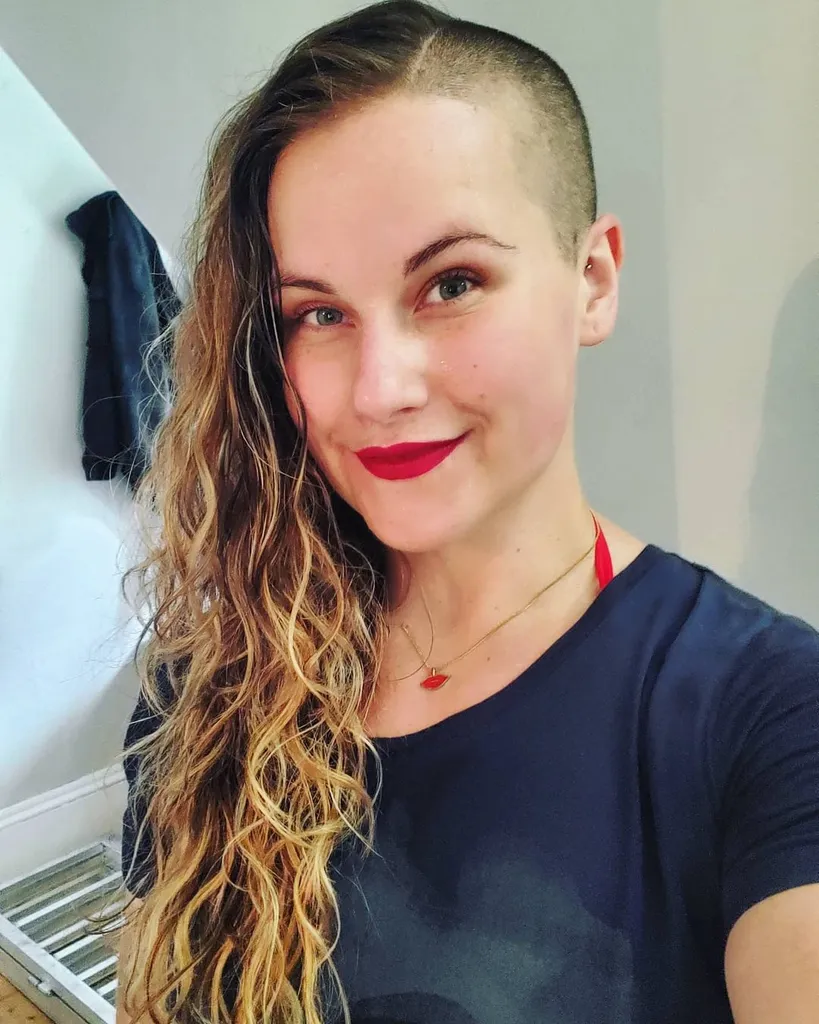 Cachos longos e soltos, nervosos e desconectados' title=