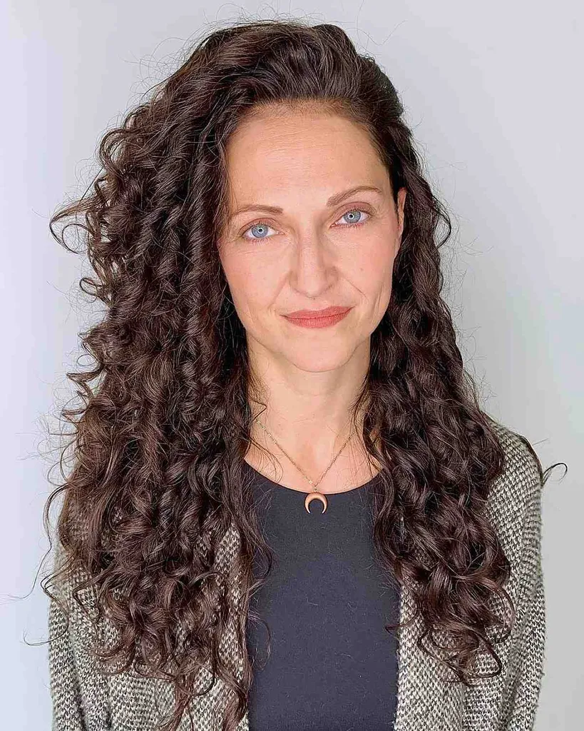 cabelo longo e cacheado saudável com uma parte lateral' title=