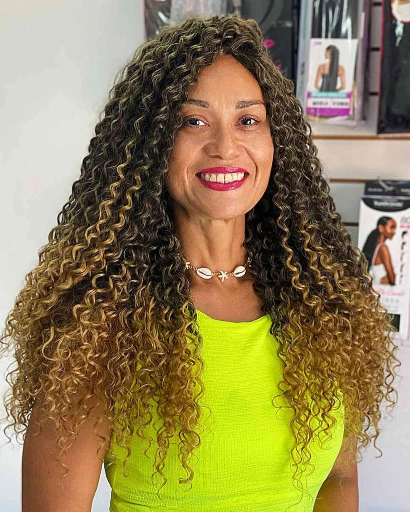 Cachos longos com parte lateral e Ombre para mulheres com cabelos longos e grossos' title=