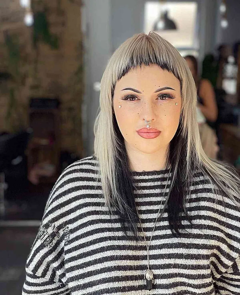 진한 빨간색 하이라이트가 있는 어두운 짧은 펑크 머리' title=