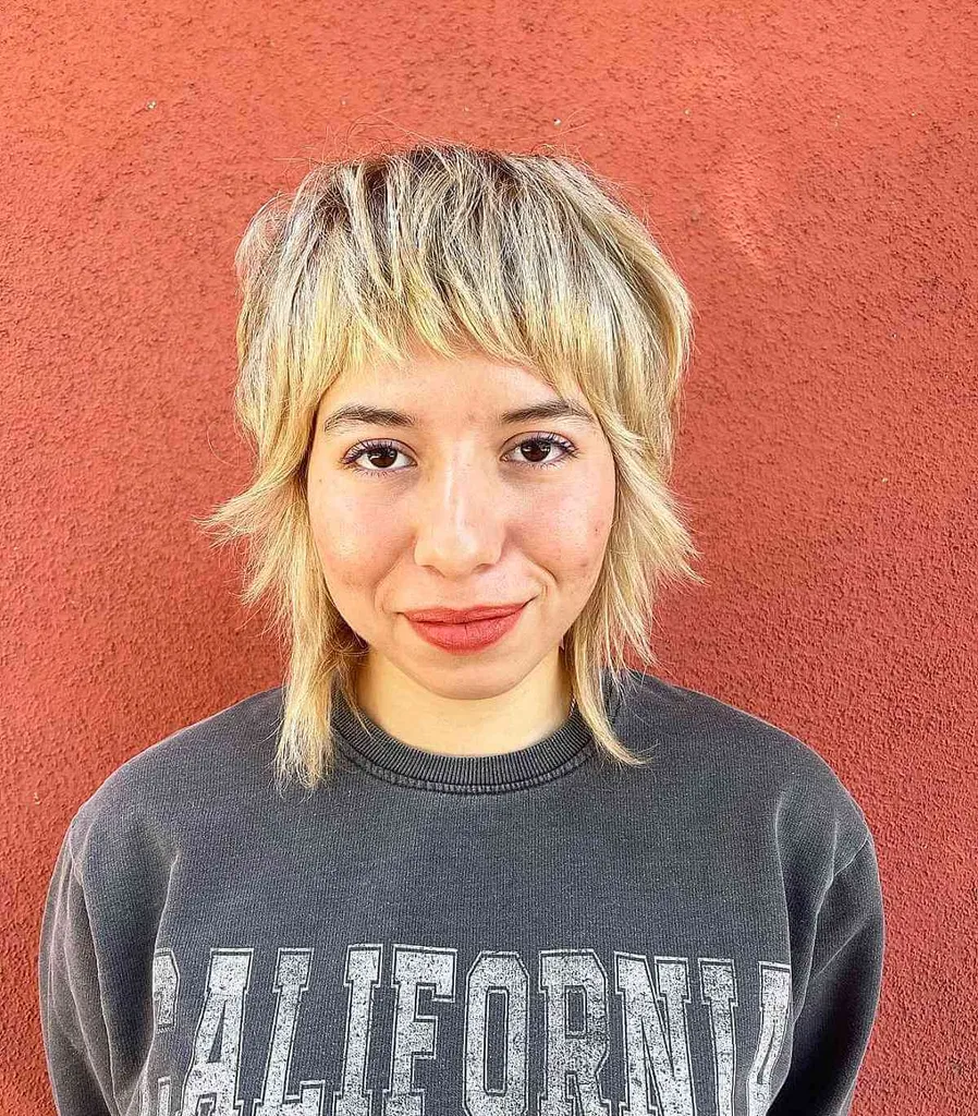 Blond punk med stil på toppen' title=