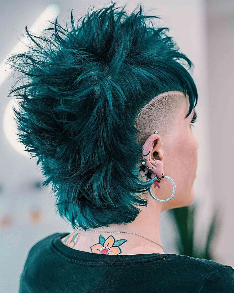Punk Edgy Green Mullet med en Skin Fade Frisyr för kvinnor' title=