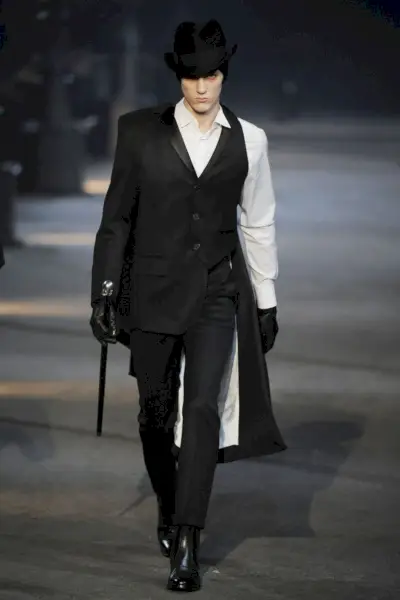 Alexander McQueen rouba uma página do Estranho Caso do Dr Jekyll e Mr Hyde para sua coleção outono-inverno 2009.