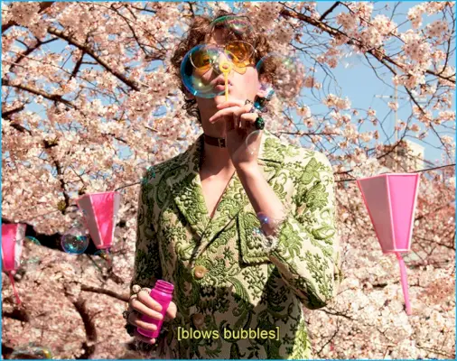 O modelo Christopher Paskowski usa um casaco de tapeçaria animado para a Gucci