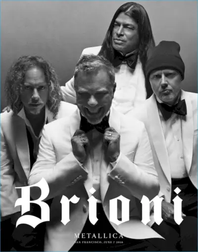 Metallica vai formal em smoking branco e gravata borboleta preta para Brioni