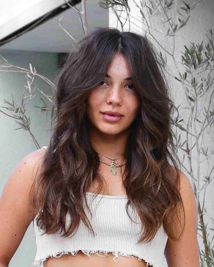 Middellange tot lange shag met een gezichtsframe' title=