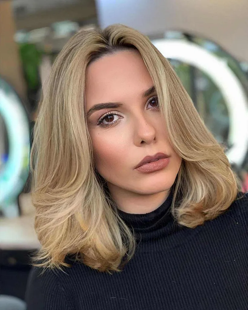 Gezichtskader van lange lagen op halflang haar' title=