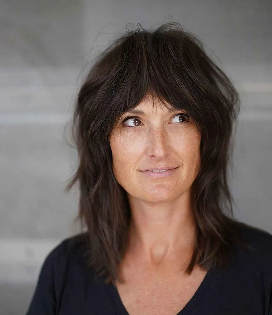 Razored Shag met zware gezichtsomkaderende pony' title=