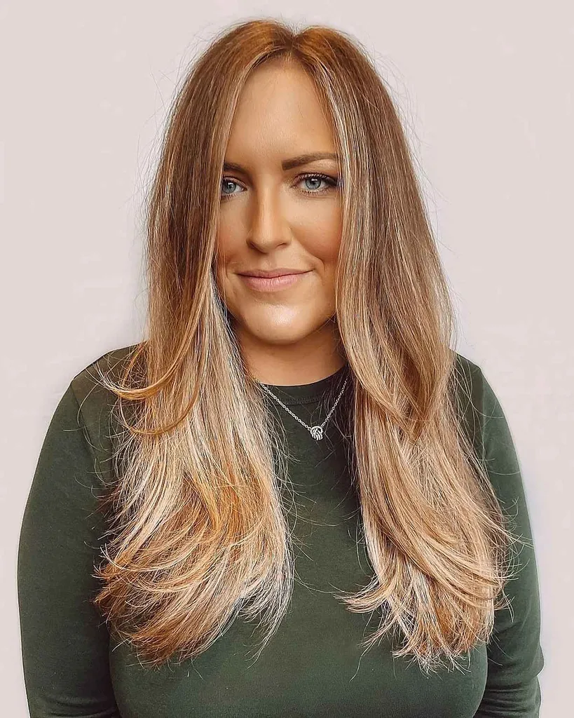 Schouderlang gezichtsframe op lang gelaagd haar' title=