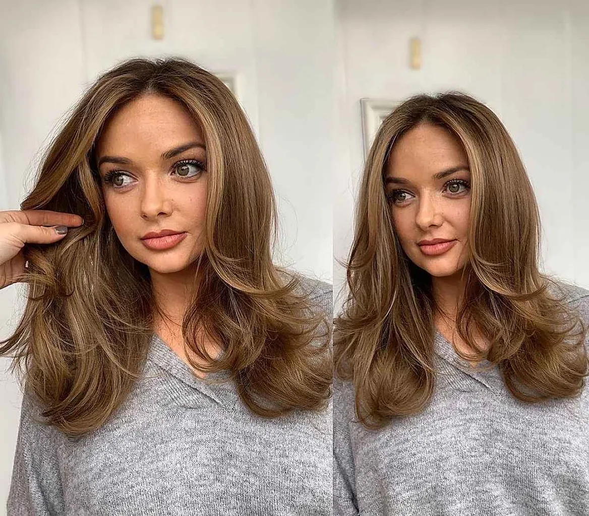 Gevederde lagen op middellang haar' title=