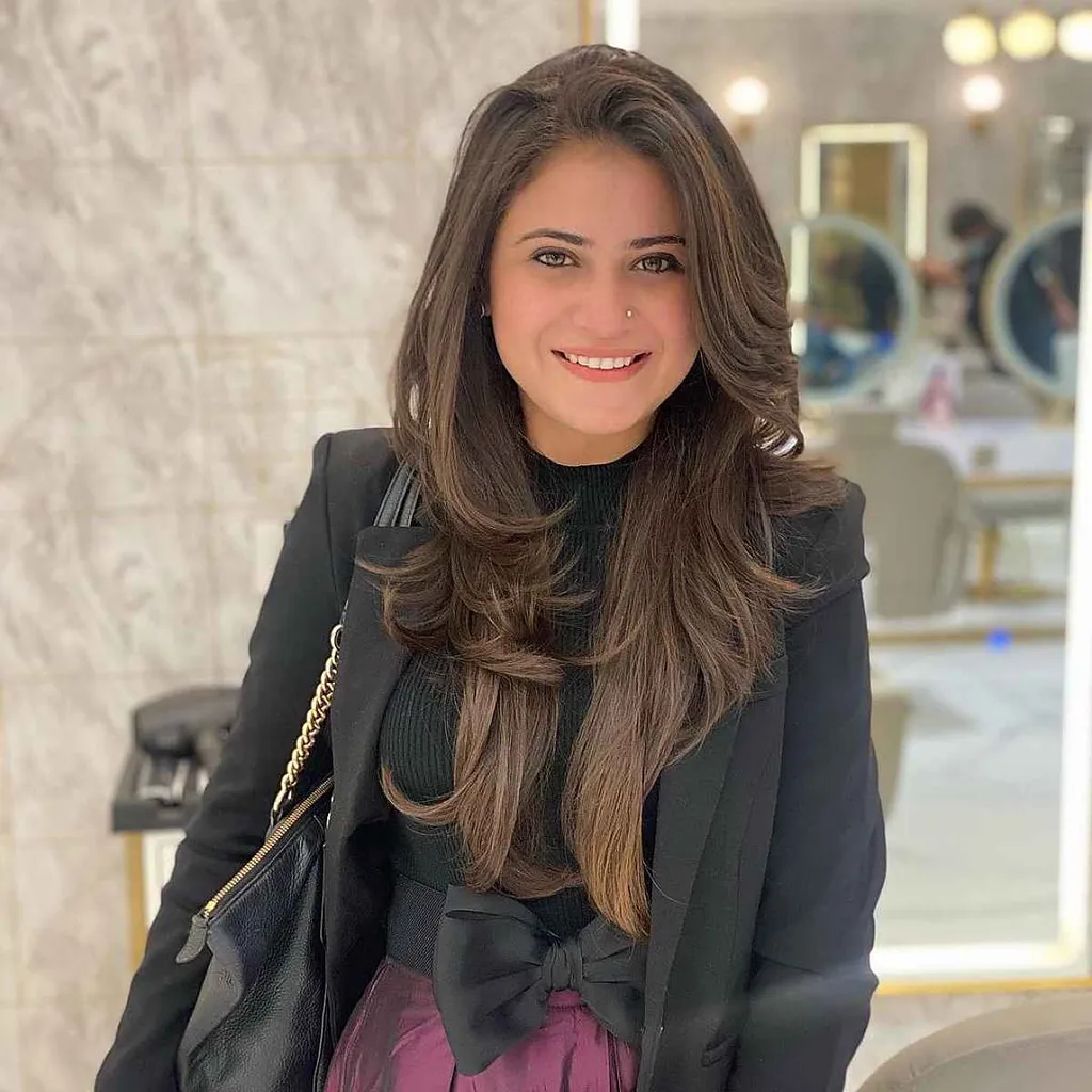 Swoopy-lagen op lang donkerbruin haar' title=