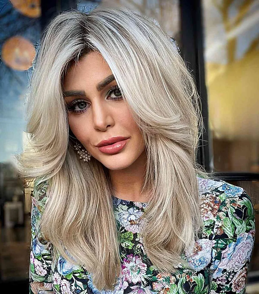 Op de jaren 80 geïnspireerd klassiek kapsel met borstlengte en gelaatskaderlagen' title=