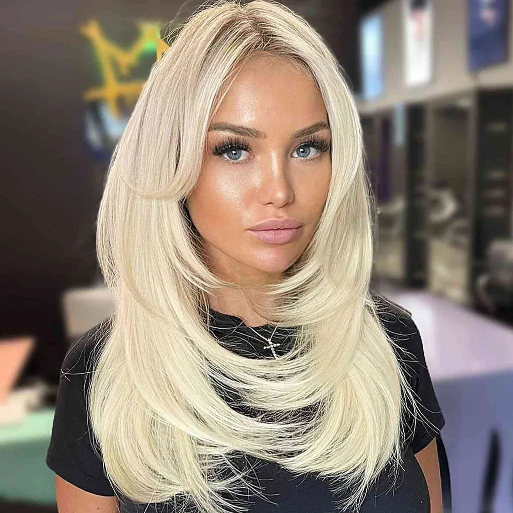 Lagen voor gezichtsframing bij vrouwen met lang blond haar' title=