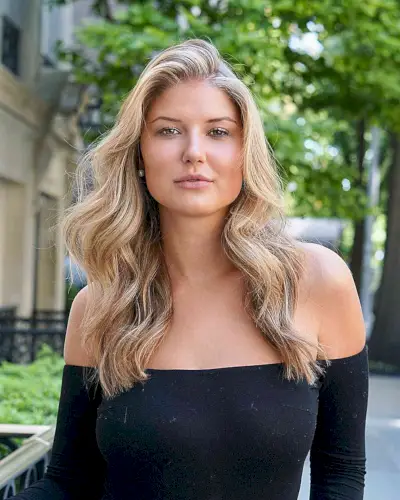 Soft Waves and Sun-Kissed Highlights for Square Faces with mid-length hair